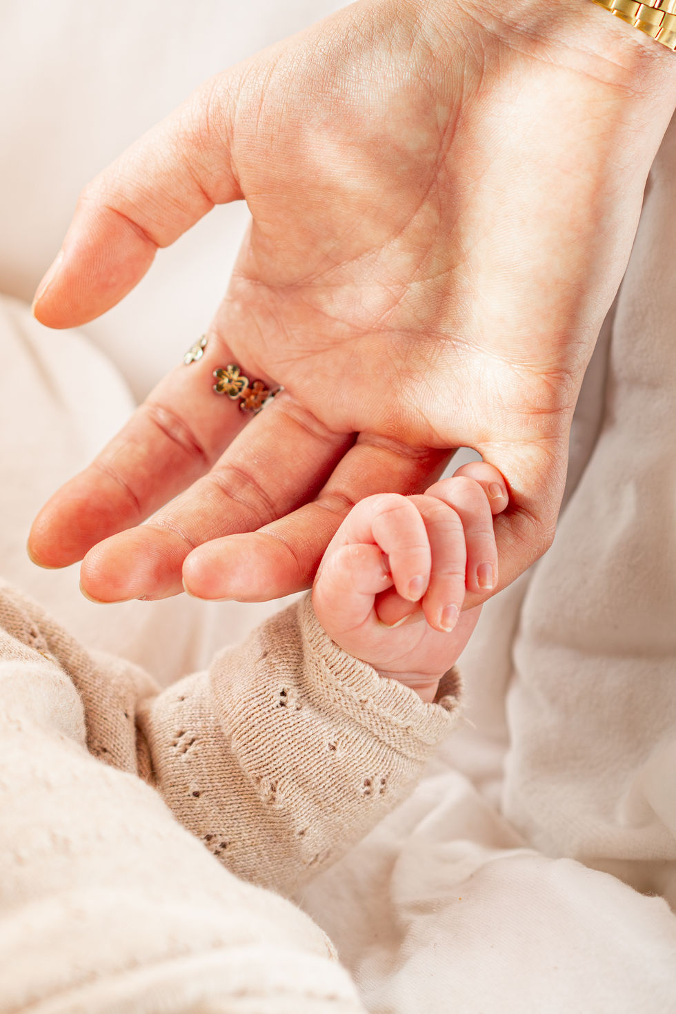 Shooting naissance mains enfant 