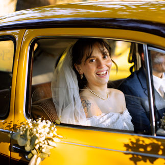 Portrait de la mariée souriante dans la voiture