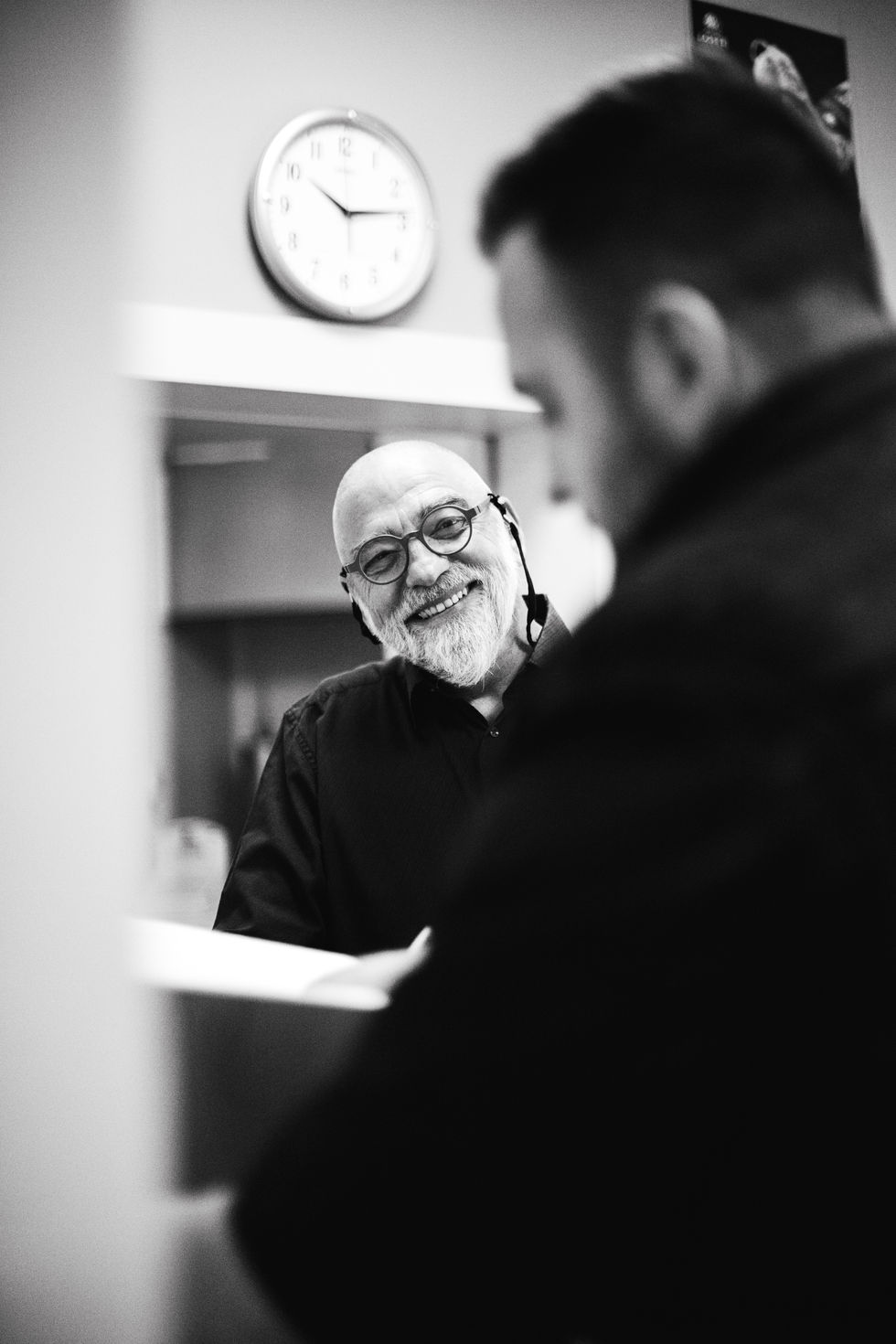 Portrait souriant en noir et blanc