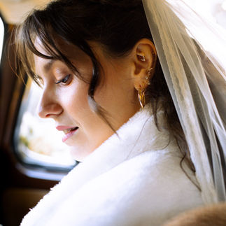 Portrait mariée dans la voiture