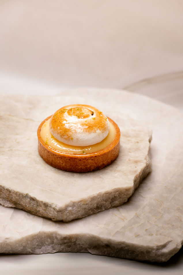 Pâtisserie individuelle sur pierre claire, style épuré