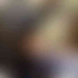 Mains sur volant avec alliances et bouquet de tulipes