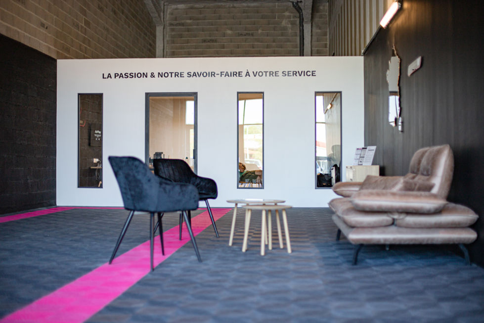 Salle d’attente Transakauto : fauteuils et canapé, vue d’ensemble de l’accueil.