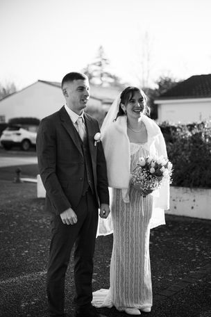 Mariés devant la mairie 