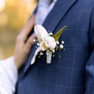 Détail des fleurs sur la veste du marié