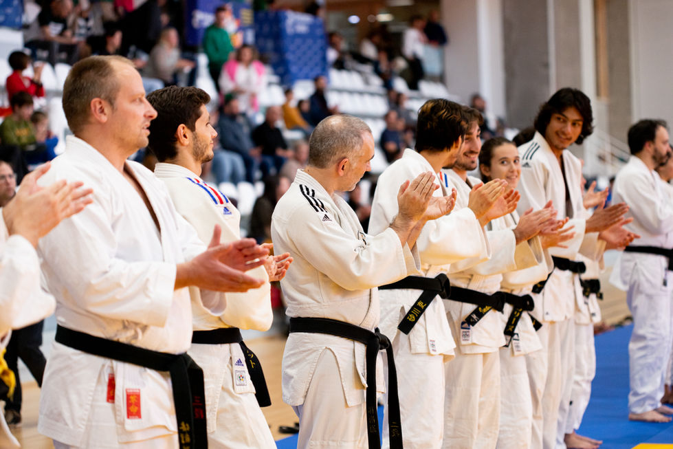 Groupe de judokas applaudissant 