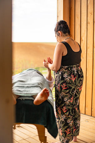 Massage en extérieur – moment bien-être à Ostara Ecolodge