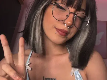 Keshia wants to show you her body on webcam