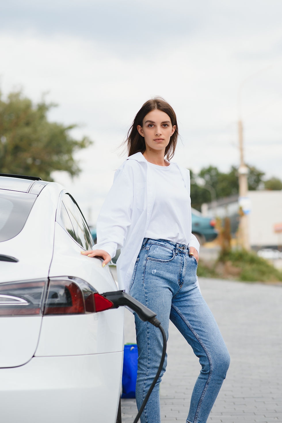 woman-near-electric-car-vehicle-charged-at-the-ch-2026-01-08-22-33-11-utc.jpg