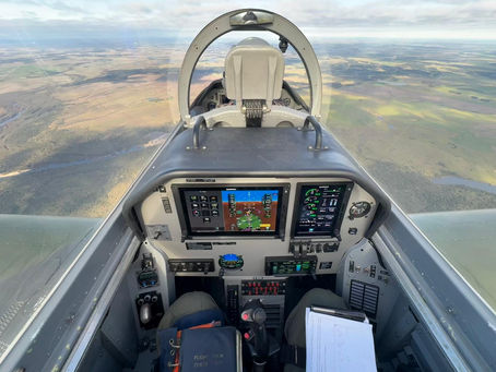 La Fuerza Aérea Uruguaya presentó la modernización de las cabinas de sus Pilatus PC-7 y Cessna U-206H