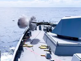 La Marinha Brasileira realiza pruebas de armamento de la fragata "Tamandaré"