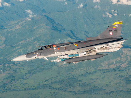 ¿Comprar aviones o sistemas de armas?