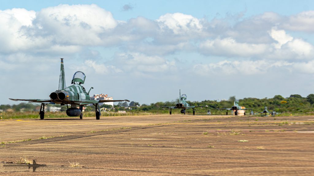 Los cazas F-5 se entrenan en combate aéreo en el sur de Brasil