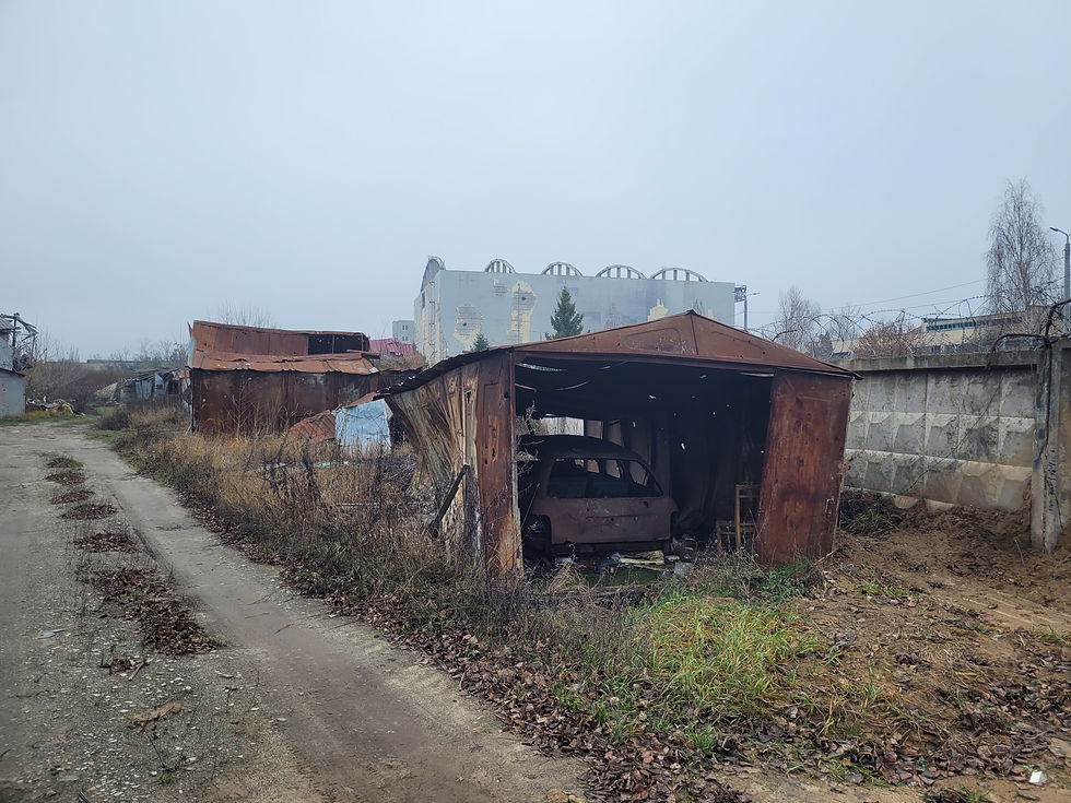 Hostomel, al fondo uno de los hangares destruidos del aeropuerto de Antonov.