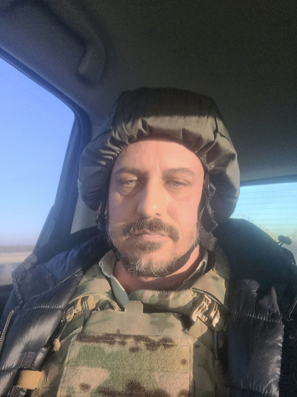 Equipado con casco y chaleco para el viaje entre Mykolaiv y Kherson.