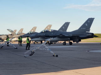 El segundo lote de F-16 argentinos aterriza en Río Cuarto.