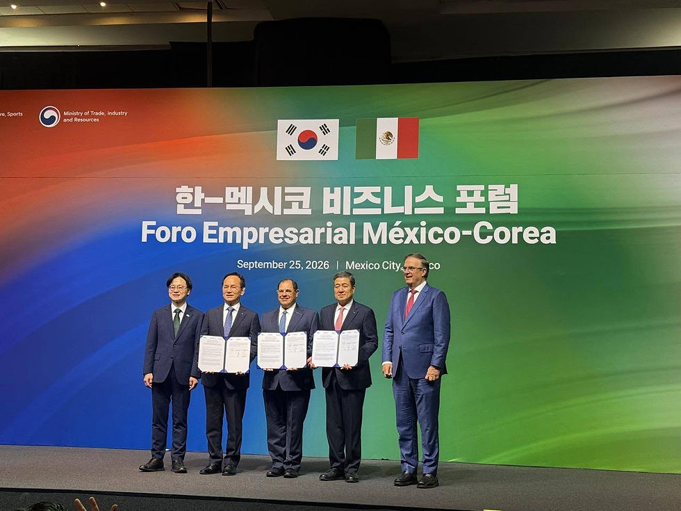 En la imagen están (de izq. a der.) al ministro de Comercio, Industria y Recursos surcoreano, Kim Jung-kwan; el director ejecutivo de KAI, Kim Jong-chul; el presidente de la FEMIA, Luis Gerardo Lizcano; el director ejecutivo de POSCO International, Lee Kye-in; y el secretario de Economía mexicano, Marcelo Luis Ebrard Casaubón, posando ante la cámara, durante un foro empresarial Corea del Sur-México, celebrado, el 25 de septiembre de 2026 en Ciudad de México