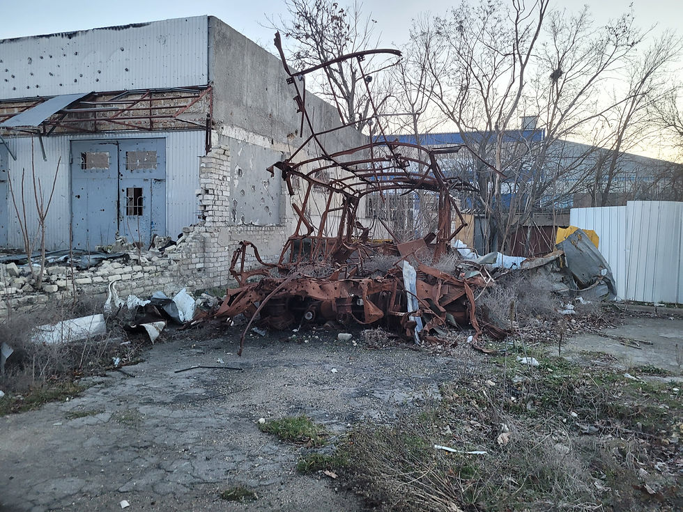 Restos de un ómnibus destruido en Kherson.