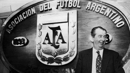 La discusión en Argentina parece que fue más sencilla. El 7 de mayo, Humberto Grondona, a cargo de la AFA, envió un cable a la FIFA confirmando la presencia de la selección nacional en el mundial. Luego mencionó a los medios que solo un agravamiento considerable del conflicto implicaría considerar la renuncia de Argentina a participar. Por las dudas, la FIFA contempló a Portugal, Rumania o Suecia como eventuales reemplazos.