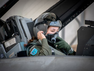 La Fuerza Aérea de Chile gradúa a su primera mujer piloto de F-16