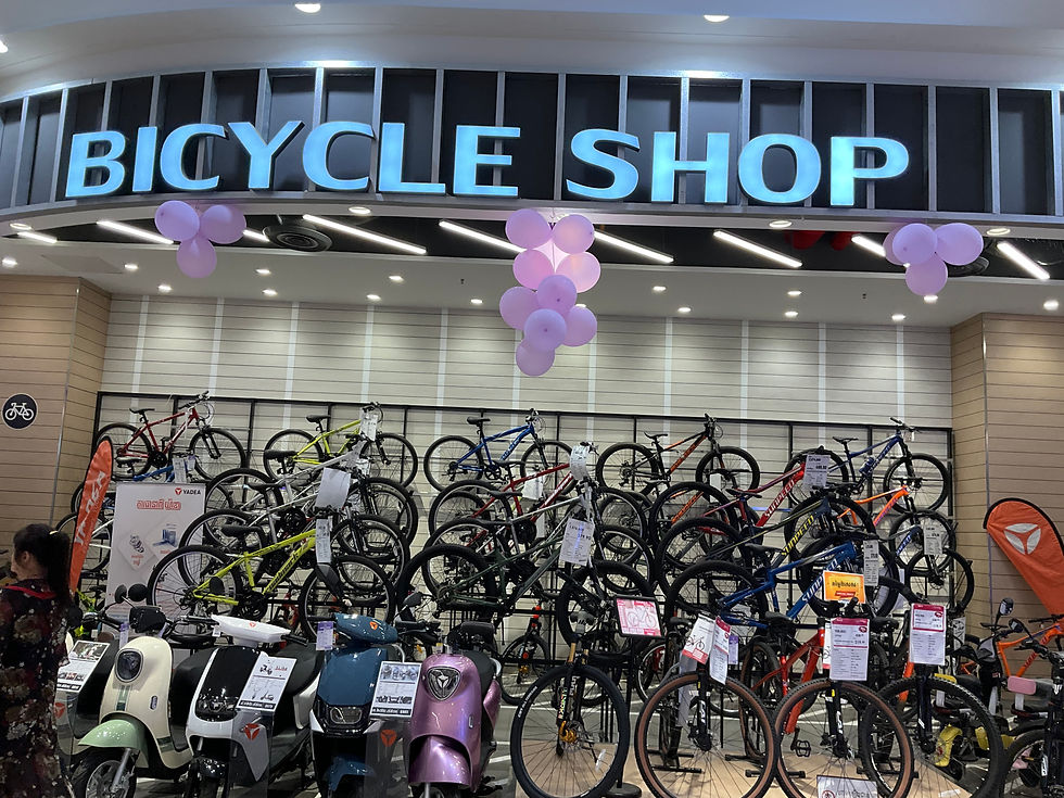 いわゆるカンボジアの自転車屋さんですね。バイクも並んでいます。