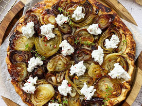 Tarte Tatin van Rode Uitjes met geitenkaas.