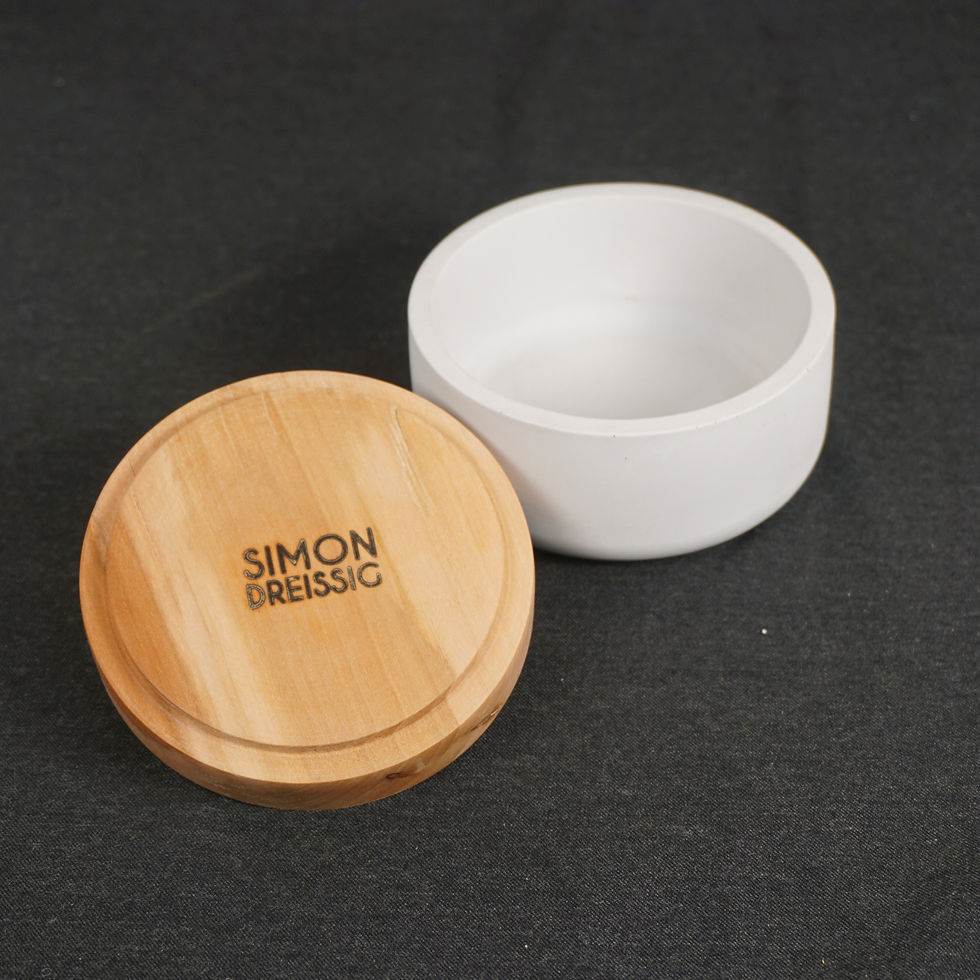 Miniaturbild: Betonschale mit Holz-Deckel (Holzart unbekannt)