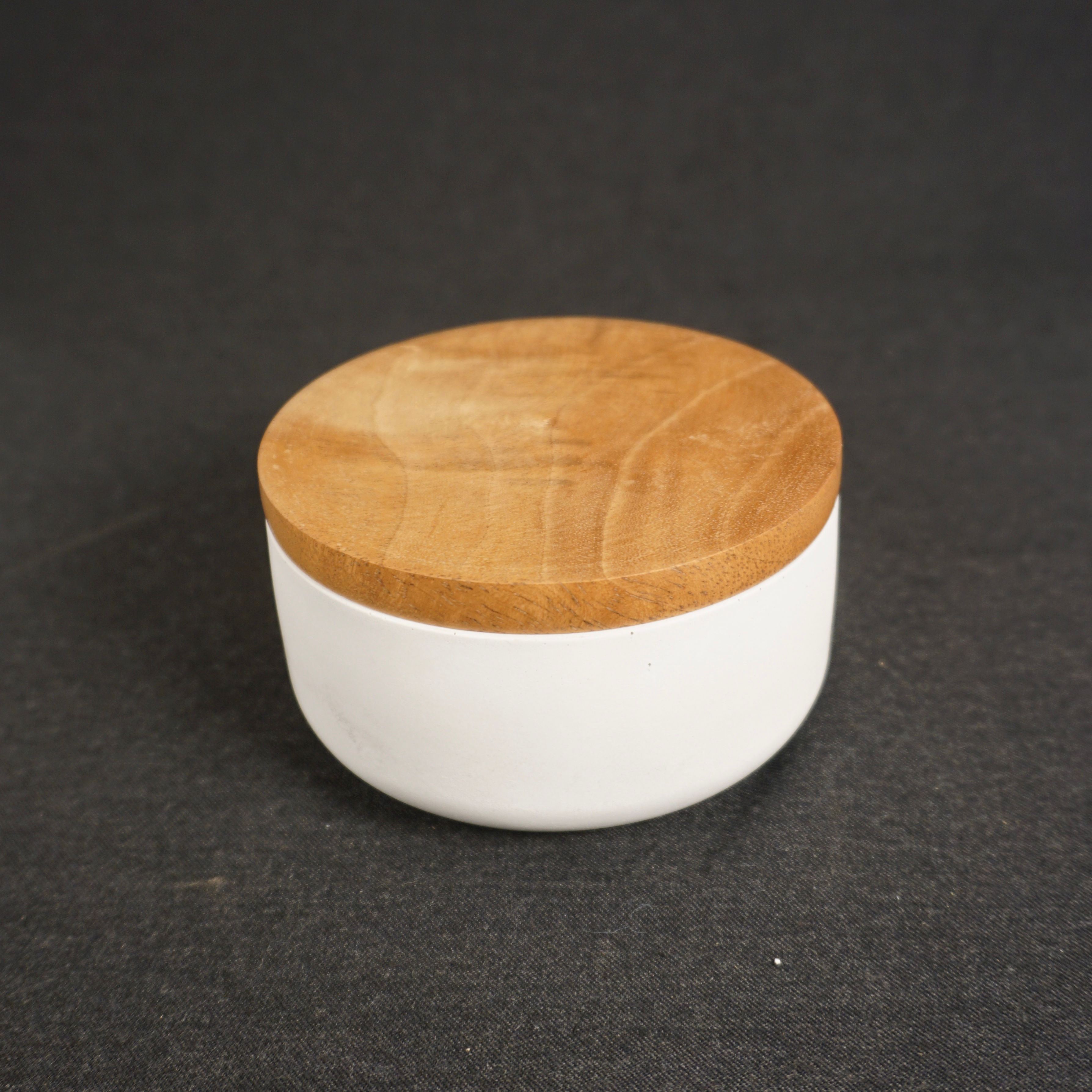 Betonschale mit Nussholz-Deckel