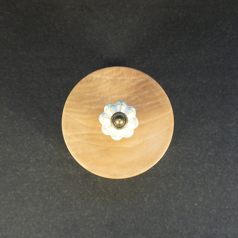 Miniaturbild: Betonschale mit Nussholz-Deckel