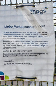 Zettel für die Besucher an der Vogelvoliere