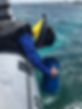 海を海中メガネで覗き込んでいる