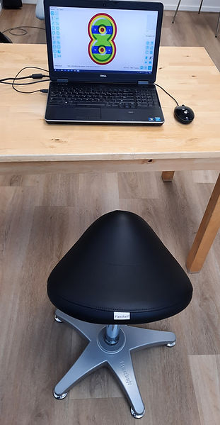 De zadelkruk is in hoogte verstelbaar en is via bluetooth verbonden met de laptop