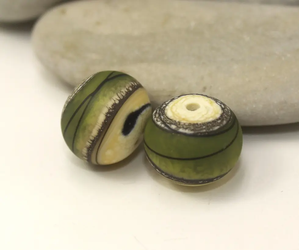 Olive-Ivory etched pair glass bead 14mm