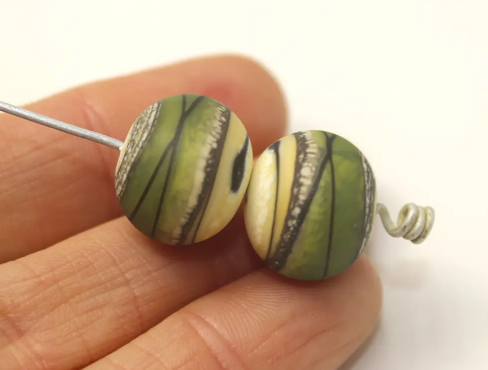 Olive-Ivory etched pair glass bead 14mm