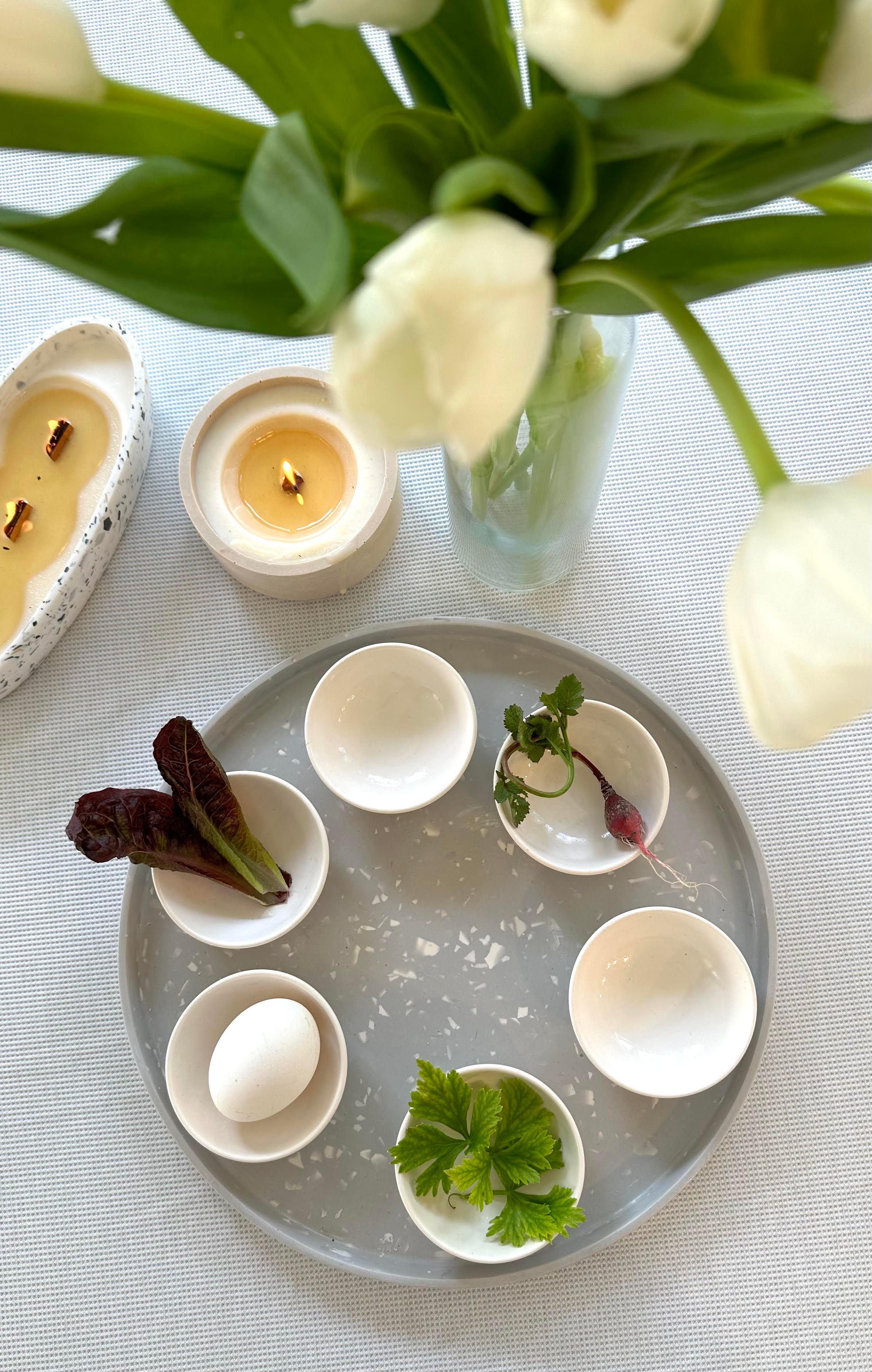 צלחת פסח | אפור בטון צלוחיות לבנות