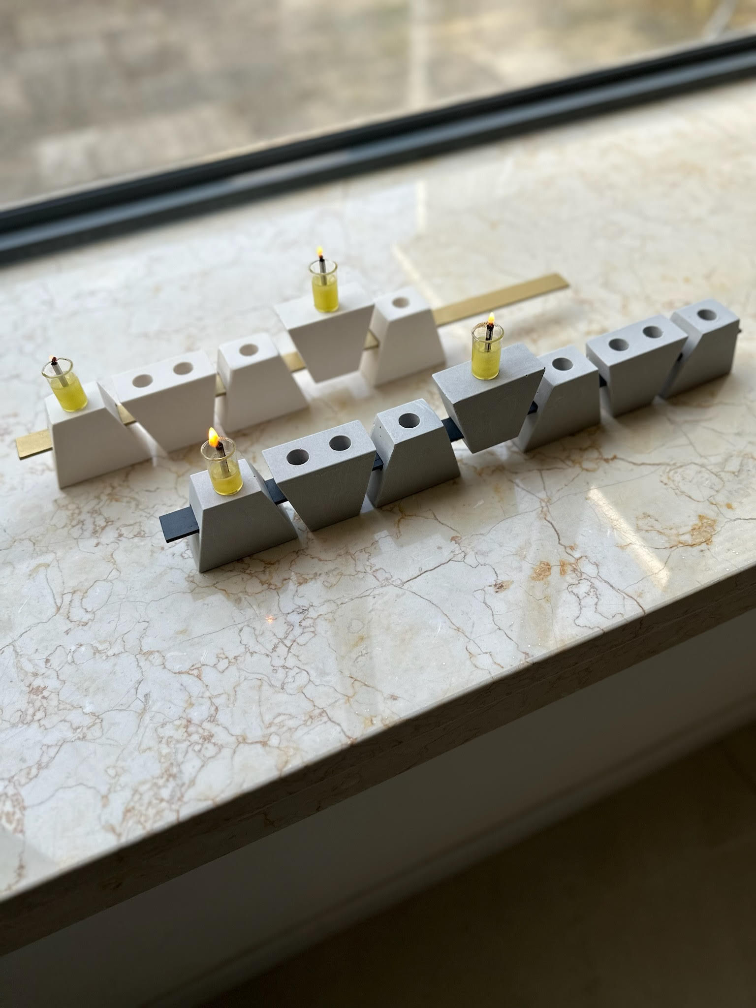 חנוכיה עם פס נחושת