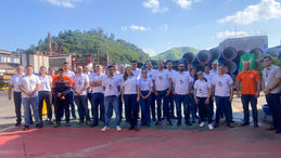 Participantes da  PAM Academia 2026 durante visita ao processo produtivo dos tubos de ferro fundido dúctil.
