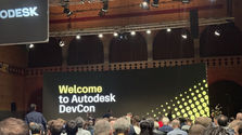 Tela principal com a mensagem “Welcome to Autodesk DevCon” durante a abertura do evento, com plateia em auditório no Beurs van Berlage, em Amsterdam.