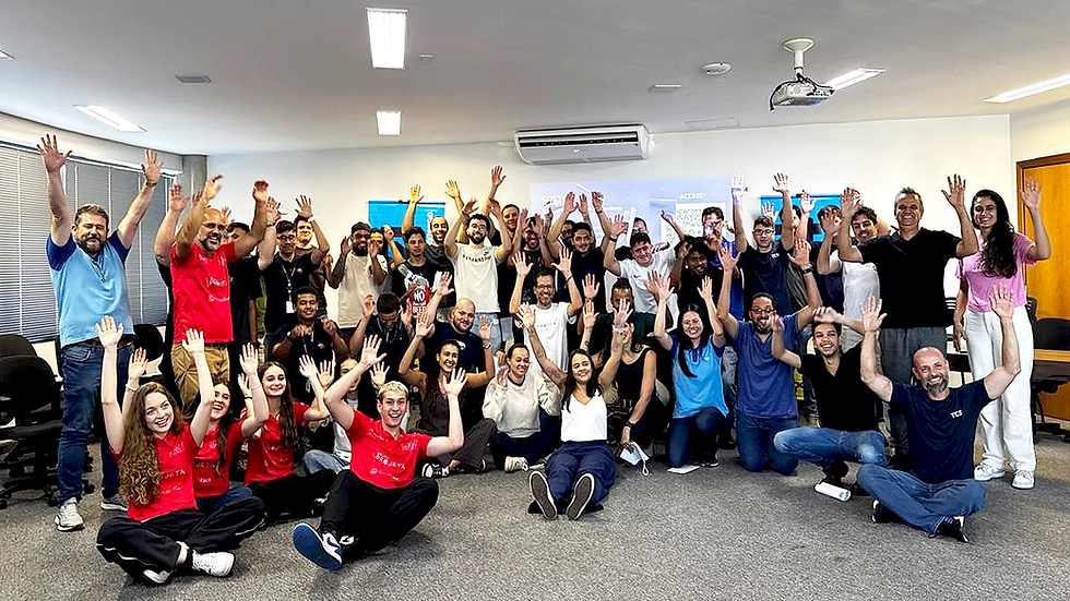 Equipes no workshop da TCS Industrial em parceria com a equipe Amigos Droids e apoio da Blossom