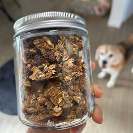 Meet your new go-to Pronola (protein + granola = Pro-Nola).
Crunchy, cinnamon-packed, and loaded with almond butter goodness, this is the kind of “healthy” granola that actually keeps you full. Made with simple ingredients and ready in minutes, it’s perfect for meal prep, snacks, or levelling up your breakfast bowl without the sugar crash.