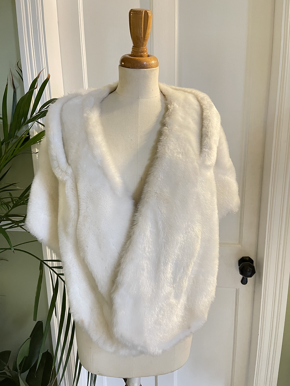 Thumbnail: White Faux Fur Vintage Stole