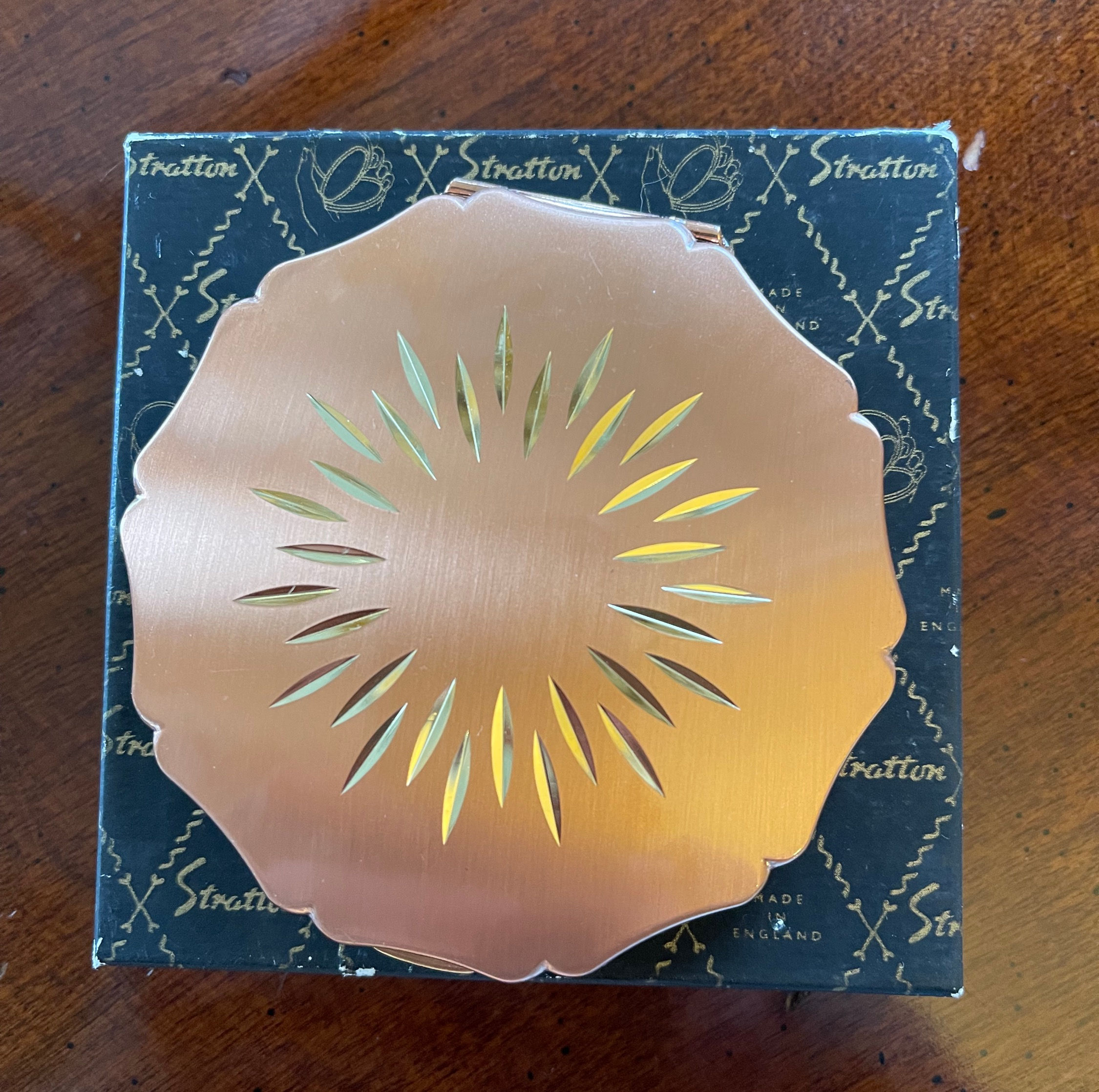 Powder Compact with Diamond Cut Lid