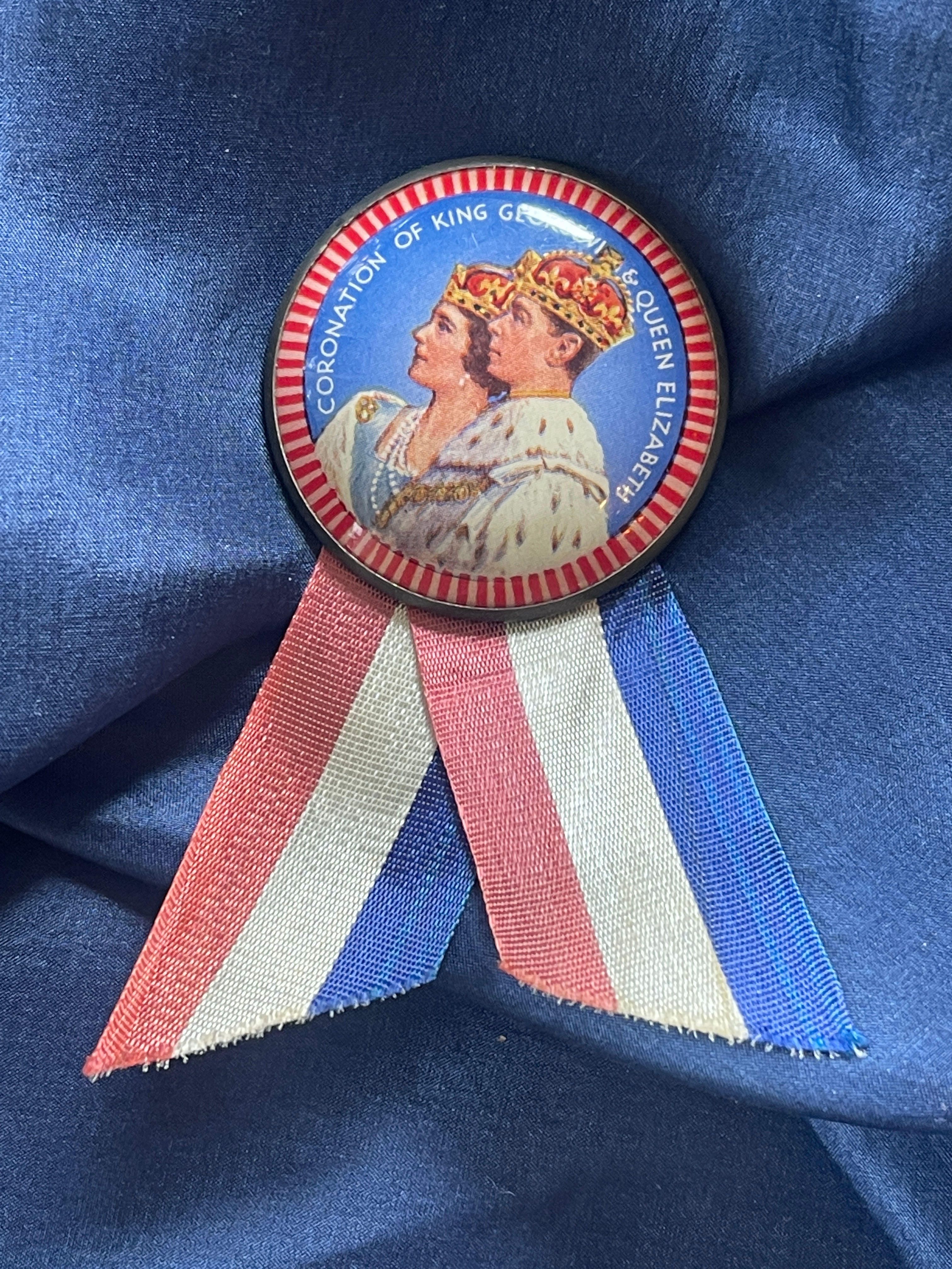 King George V1 & Queen Elizabeth 1937 Souvenir Coronation Pin Badge with Ribbon on original presentation card