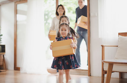 箱を運ぶ家族たち