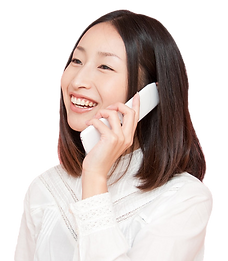 栄和硝子店に電話する女性