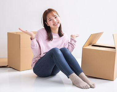 段ボールと笑顔の女性