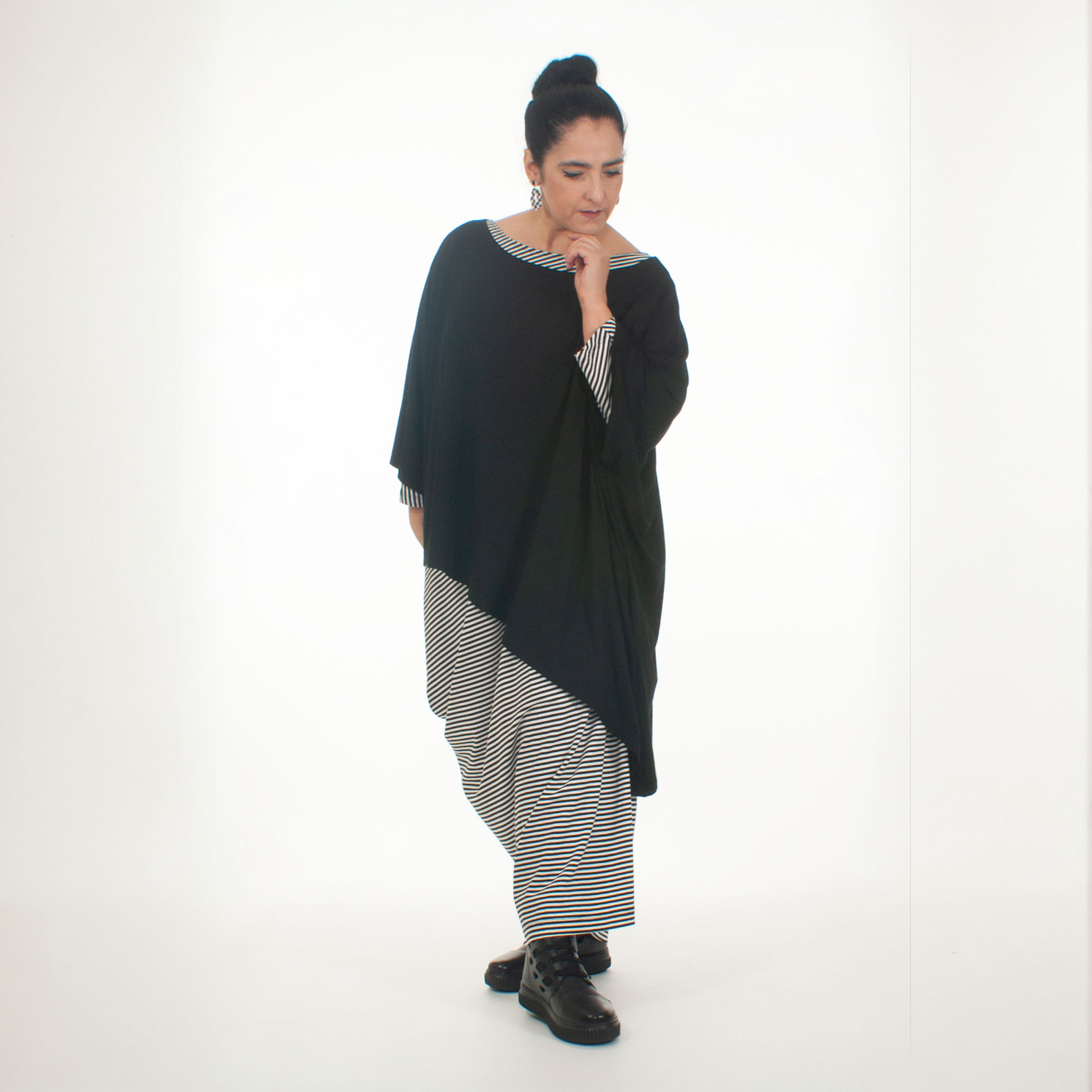 Asymmetrisches Ringelkleid aus Baumwolljersey