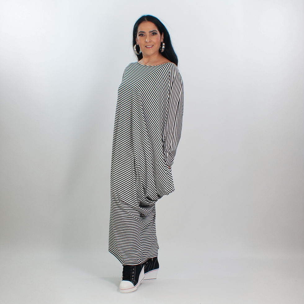 schwarz-weiß gestreiftes asymmetrisches Kleid