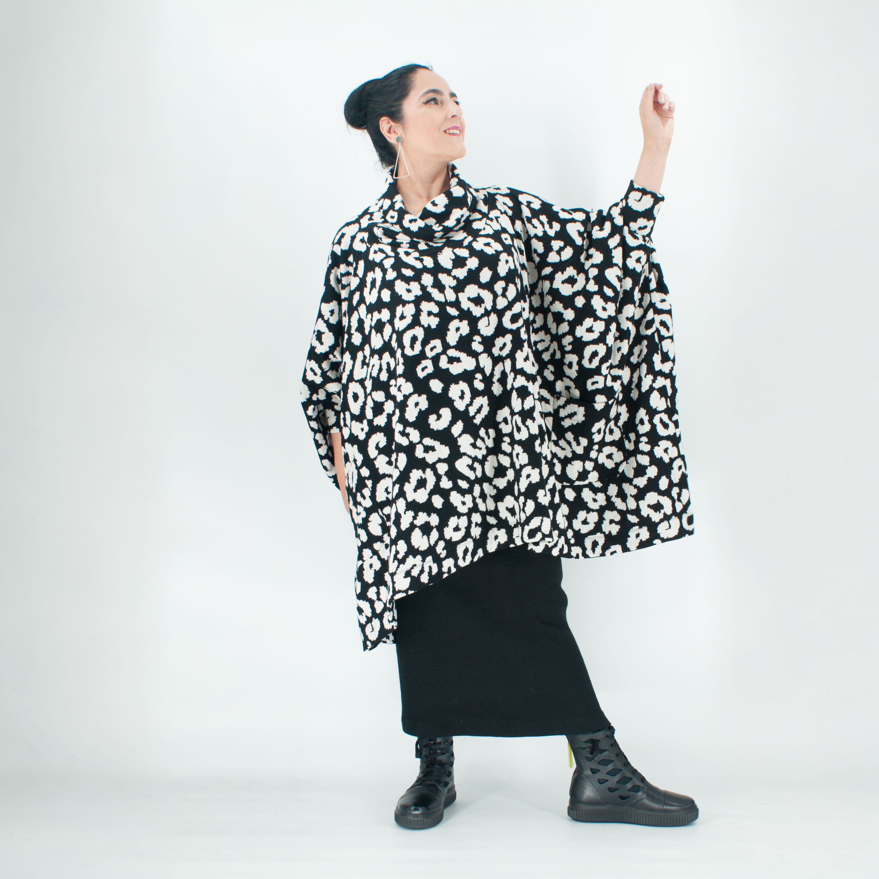 Poncho Pullover für Damen aus Leostrick