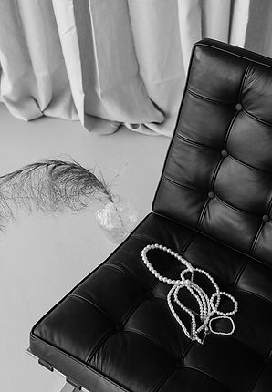 kaboompics_pearl-necklaces-jewelry-black-leather-chair-ludwig-mies-van-der-rohe-lounge-cha